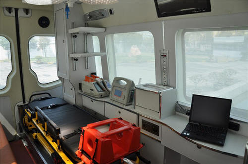 舞钢市救护车内部